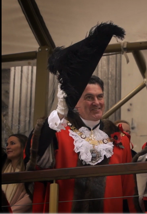 The Lord Mayor salutes the bus